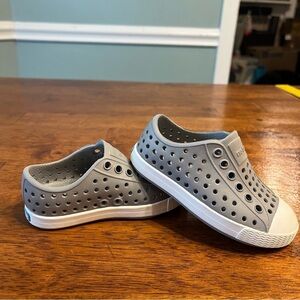 Native Kids Shoes Jefferson Slip-On in Gray and White